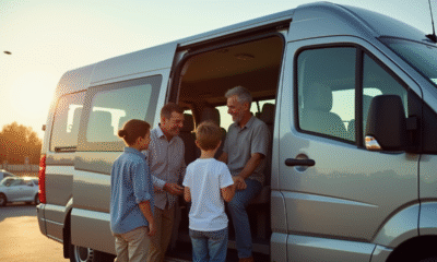Famille inspectant un van 7 places dans un concessionnaire ensoleille