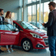 Jeune couple inspectant une Peugeot 208 d'occasion en concession