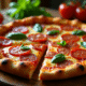 Pizza chorizo fraîche tranchée sur table en bois rustique
