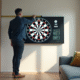 Salon moderne avec personne mesurant un dartboard digital